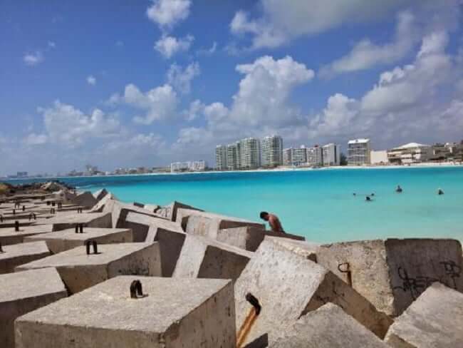 Estructura de la playa Chac Mool en Cancún 